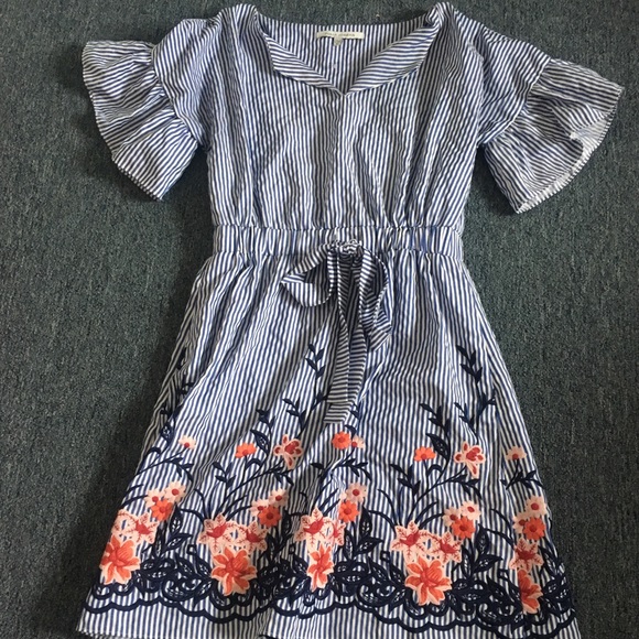 julia jordan Dresses & Skirts - Julia Jordan flowy striped dress w/floral bottom